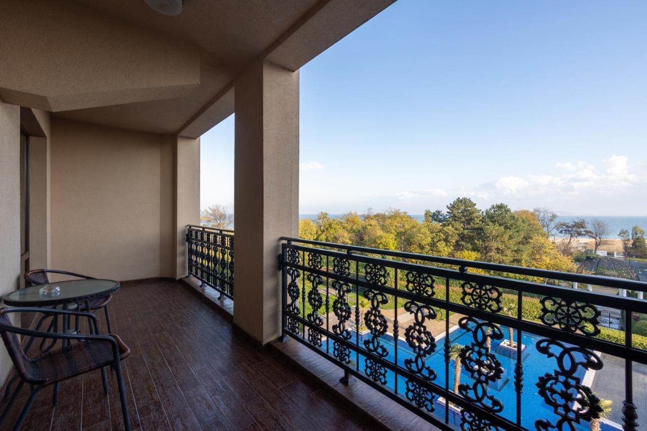 Primoretz Grand Hotel & Spa Burgas Exterior foto A balcony