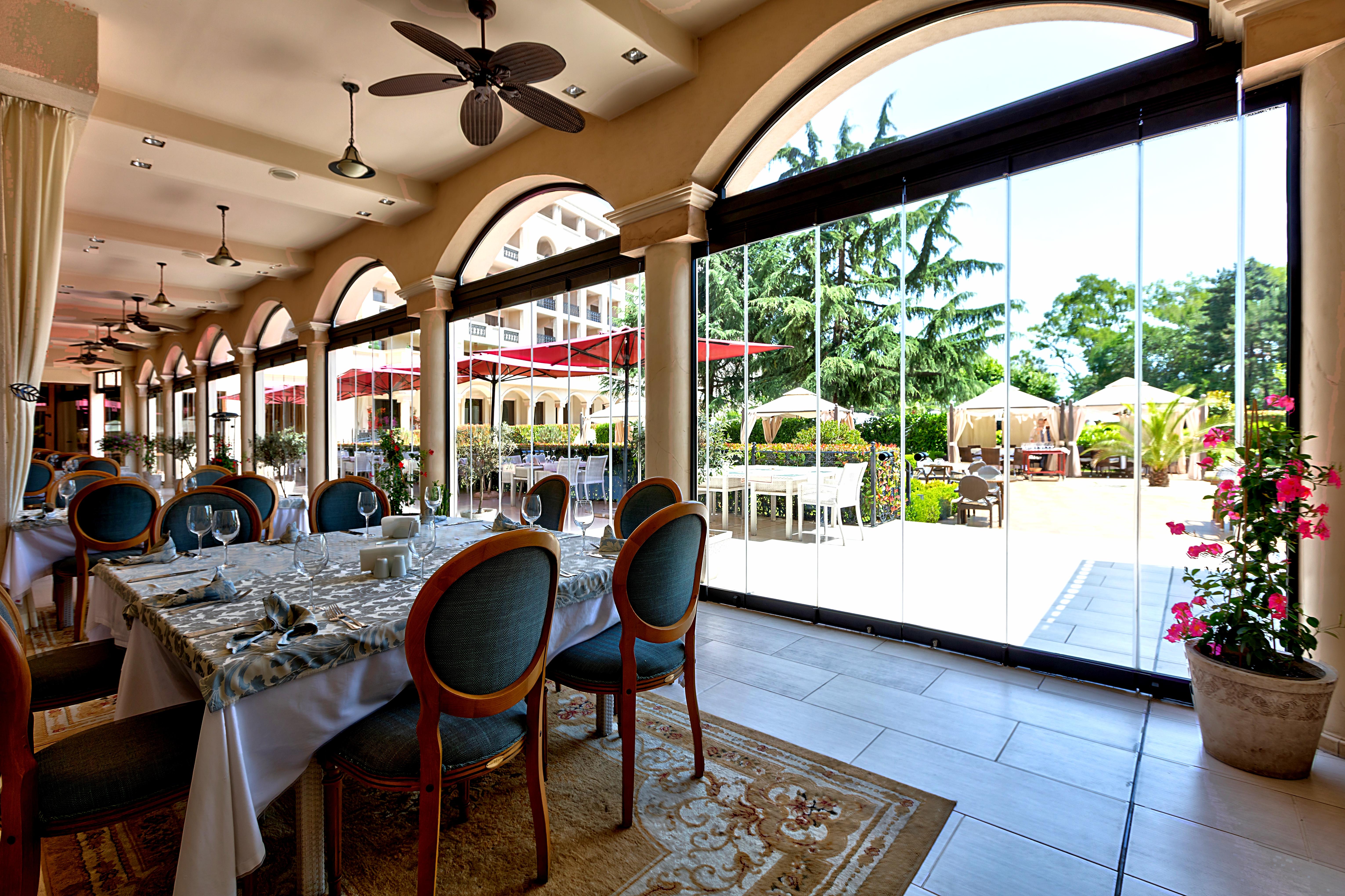 Primoretz Grand Hotel & Spa Burgas Exterior foto The restaurant at the hotel