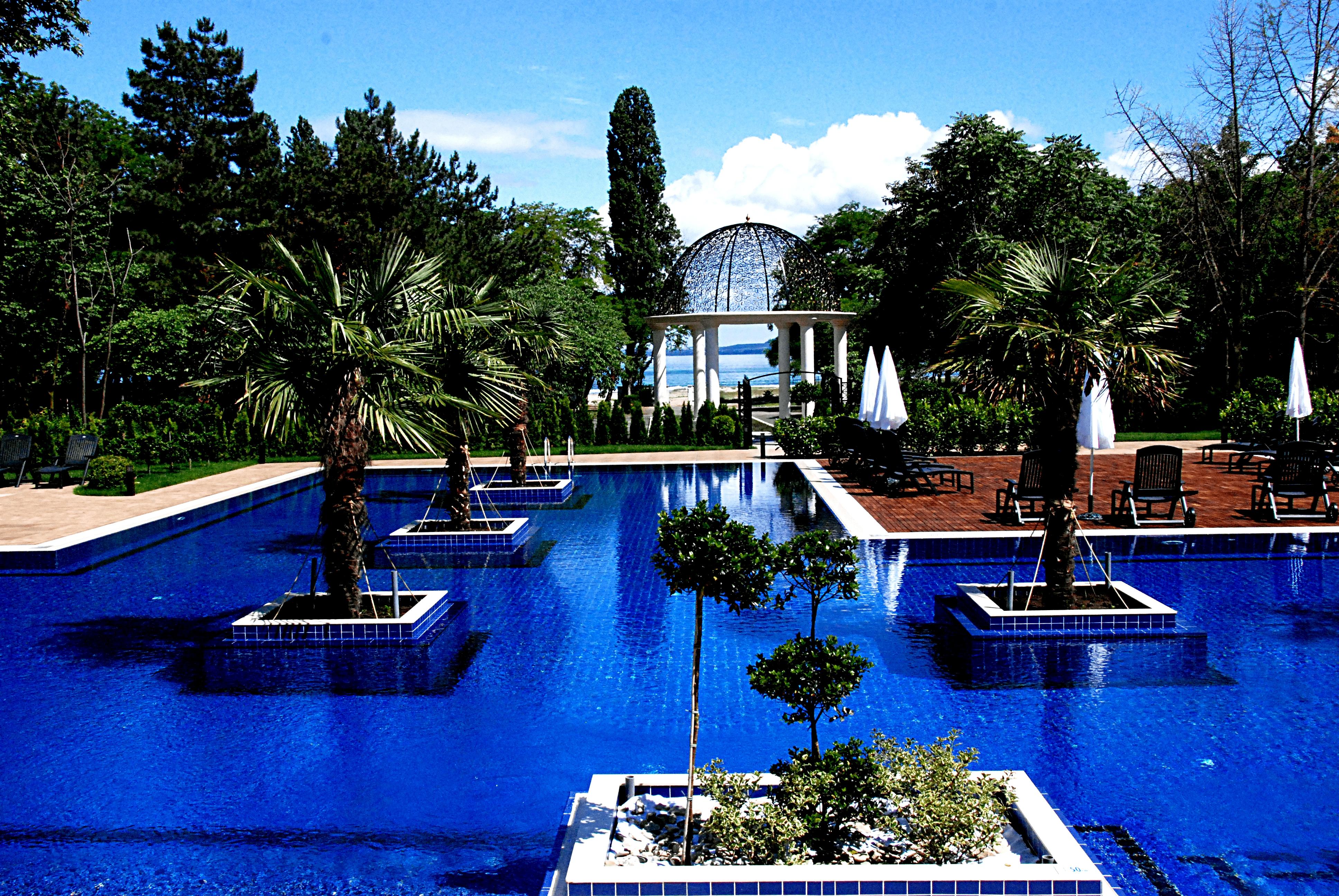 Primoretz Grand Hotel & Spa Burgas Exterior foto The gardens of the hotel